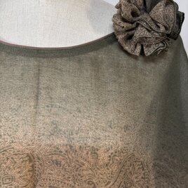 ペイズリー柄のコサージュ(モスグリーンブラウン)