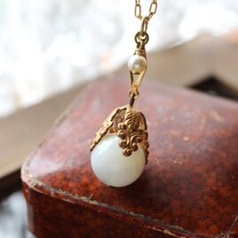 白貝のノクターン　マザーオブパールと真鍮　クラシカルなネックレス・ペンダント　アンティーク・ヴィンテージstyle