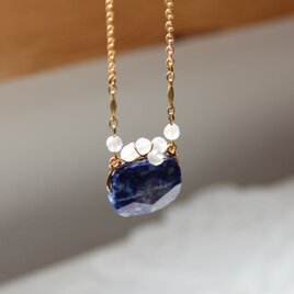 ポルトモネ・フランスのがま口みたいに愛らしい　ラピスラズリと水晶　ペンダント・ネックレス　マットゴールド　バー