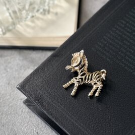 SCS33-【 SARAH COVENTRY 】サラコベントリー・ヴィンテージブローチ 1970's "Zany Zebra"