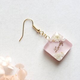 レジンアート　スクエアピアス〈乙女と花〉