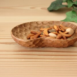 手彫りで仕上げたナッツ皿　エンジュ