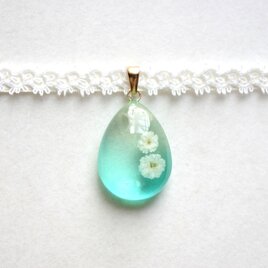 【受注製作】レジンアート　ドロップモチーフとタティングレースとサテンリボンのチョーカー〈風の中の羽のように〉