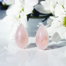 ローズクォーツによる蓮の花びらのピアス・サージカルステンレス・イヤリング可　～Lotus flower