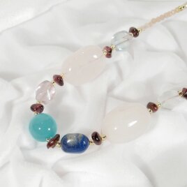 シーブルーカルセドニー、ムーンストーン、ローズクォーツ、フローライト、ガーネット、ラピスラズリのネックレス（天然石）