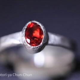 【小鳥屋ジュエリー】ズィーシャンの特注カット　レッドオレゴンサンストーン・Pt900リング【紅天狗】