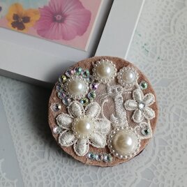 お花　ねこ　レースブローチ　ハンドメイド