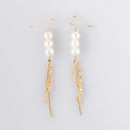 淡水パール ロングピアス 14KGF 揺れるゴールドチェーンと3粒パールの上品ピアス