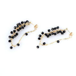 揺れるブラックスピネルの房チェーンピアス 14KGF シックエレガン