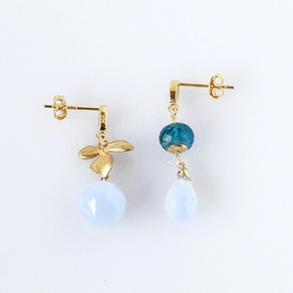 空色の花雫 ― サンタマリアアクアマリンとブルーカルセドニーのアシンメトリーピアス14kgf