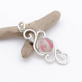 ロードナイトシリカとモアサナイトの唐草ペンダント　～バラの花びら閉じ込めて～　天然石アクセサリー　一点物