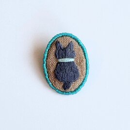ビーズで飾ったこねこのミニ刺繍ブローチ【botanical】#444