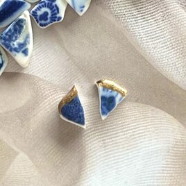 海で磨かれた陶器の欠片｜藍の金継ぎシー陶器ピアス｜一点物