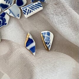 染付陶片の金継ぎピアス｜細長い三角のシー陶器・一点物