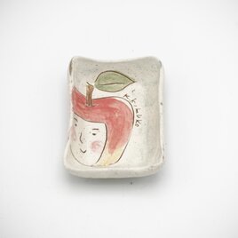 【Hanaemi（花笑み）】 りんごちゃん角豆皿（手ひねり・一点もの）