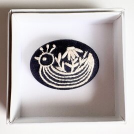 ことりの花籠の刺繍ブローチ（hokuo）