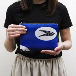 アフリカ布のフラットポーチ（ ツバメ 鳥 ）手帳ケース パスポート 薬手帳 通帳入れ