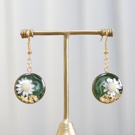 レジンアート　ラウンドピアス〈花の刻・ダークグリーン〉