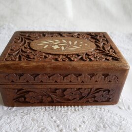 インド製 木製ボックス 手彫りの装飾と花の木象嵌