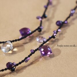 紫色のネックレス（アメジスト・フォスフォシデライト）