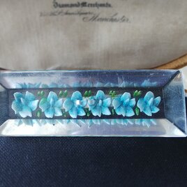ヴィンテージ　水色の小花6つの長方形（ロングタイプ）のルーサイト製ブローチ