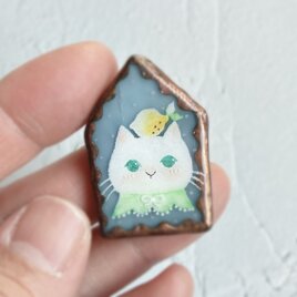 おめかし猫さんのブローチ　ステンドグラスブローチ