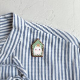 おめかし猫さんのブローチ　ステンドグラスブローチ