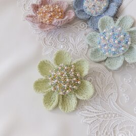 ニットとビーズ刺繍 花のブローチ・ライムグリン