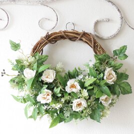 白いローズとナチュラルグリーンのハーフリース 通年飾れるボタニカルリース