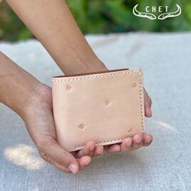 優しい葉柄を刻んだヌメ革レザー二つ折り財布｜育てる本革、経年変化を楽しむ