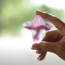 パート・ド・ヴェールガラスのお守り　AME  pink M002