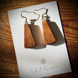 サクラの木　揺れるトライアングルピアス｜14kgfゴールド｜天然木｜Velvet tree sun