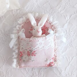 ミニチュア人形用の小さな布団（ピンク花柄）