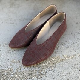 24.5cmのみ一点もの感を楽しむ。レトロクラッシックな赤茶レザーフラットパンプス〈再入荷なし〉