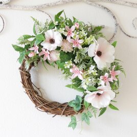 ラナンキュラスとピンクのブルースターの縦型ハーフリース