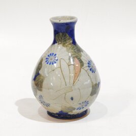 染付うさぎ菊文様一輪差し（伊比井万貴）