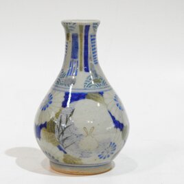 染付うさぎ菊文様一輪差し（伊比井万貴）