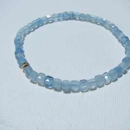 水の音：アクアマリン（キューブカット4mm）のゴムorマグネットブレスレット