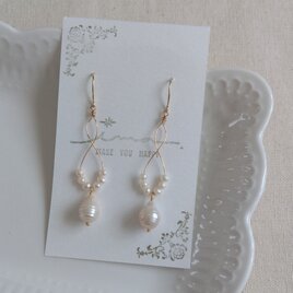 【希少】14kgf 線模様のアンティーク風淡水しずくパールのクロスデザインピアス