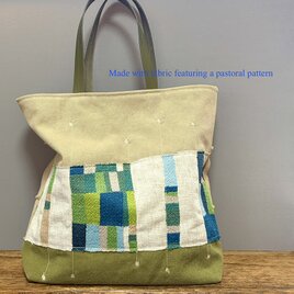 パッワークのような模様のトートかばん