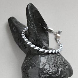 うさぎ色「まん丸うさぎ 白×濃い灰」ブレスレット (260311-R-白濃灰)