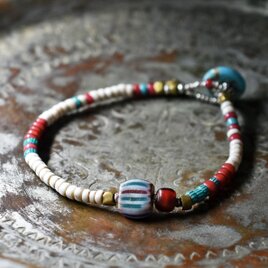 4層フラットシェブロンビーズとホワイトビーズ、金赤ホワイトハーツ、ターコイズブルーシェブロンビーズのブレス（ターコイズ留め金）