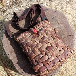 貴重な山葡萄の蔓で編んだショルダーバッグ(ポシェット)A/山珊瑚のチャーム付き 20260201-3