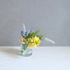 ビーカーに咲く、春色〔イエローヒヤシンス〕花のインテリア