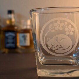 丸に桜と眠り猫　家紋風和グラスのコピー