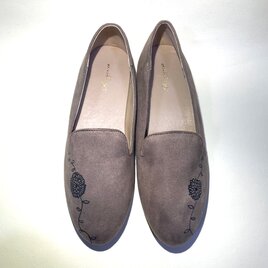 ◆残サイズのみSALE◆ 花の線画 やわらか軽量フラットオペラシューズ（グレージュ）大人ナチュラル