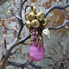 チェリーピンクマーブルウエディングビーズとたわわな鈴＆ガーネット、アフガンパーツのペンダントトップ