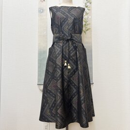 気軽に着てほしい大島紬 ゆとりAラインワンピース（ベルト付き・2WAY）　一文字蝶