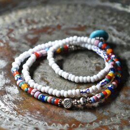 ホワイト＆多彩アンティークヴェネチアビーズのネックレス（ターコイズ留め金）