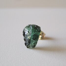 エメラルドの結晶原石ピアス 14kgf 片耳